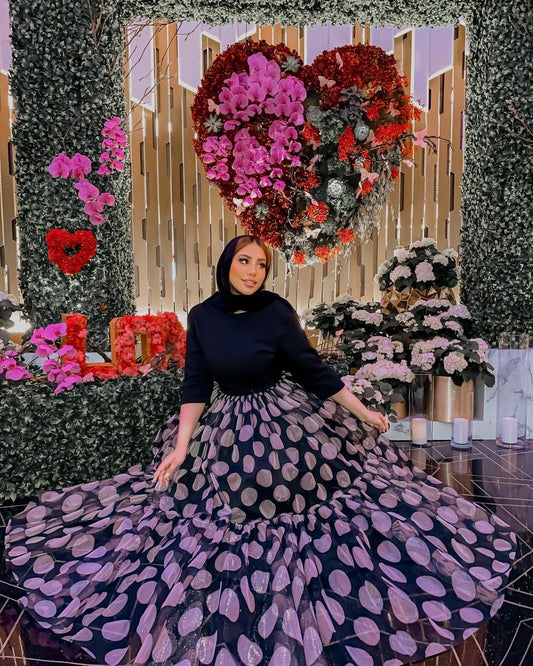 رهف الشامي بفستان كشكشة منقط أبيض وأرجواني فاتح