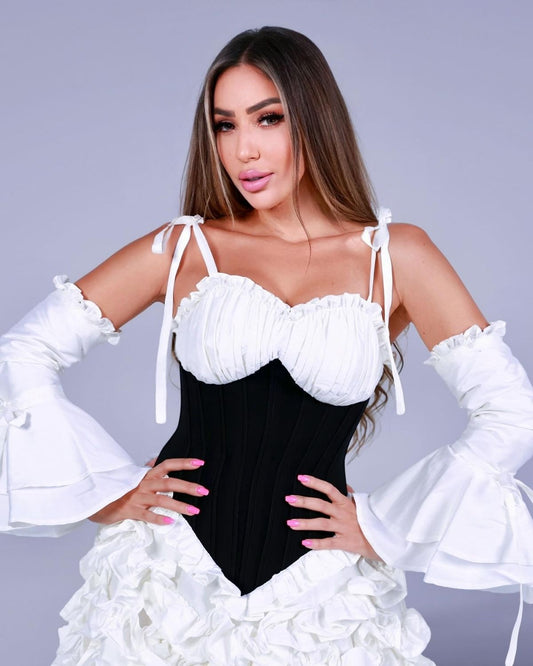جيهان سنّو بفستان قصير مكشكش وكورسيه أبيض